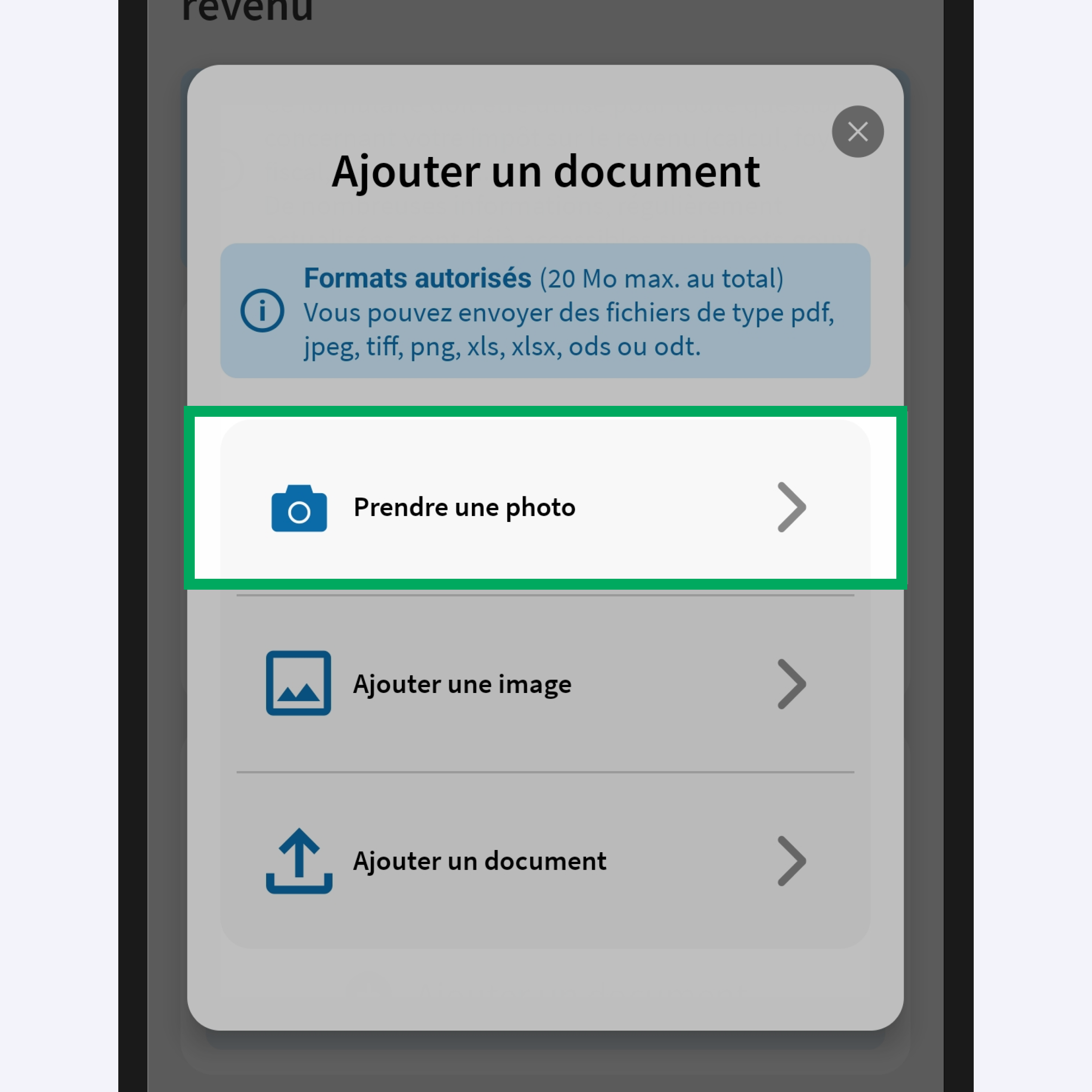 Capture d’écran partielle de l’application présentant 
                                                    la page de la première étape de saisie. Une modale « Ajouter un document » 
                                                    avec trois boutons est ouverte permettant de choisir le type de document à importer. Le bouton « Prendre une photo » est encadré.