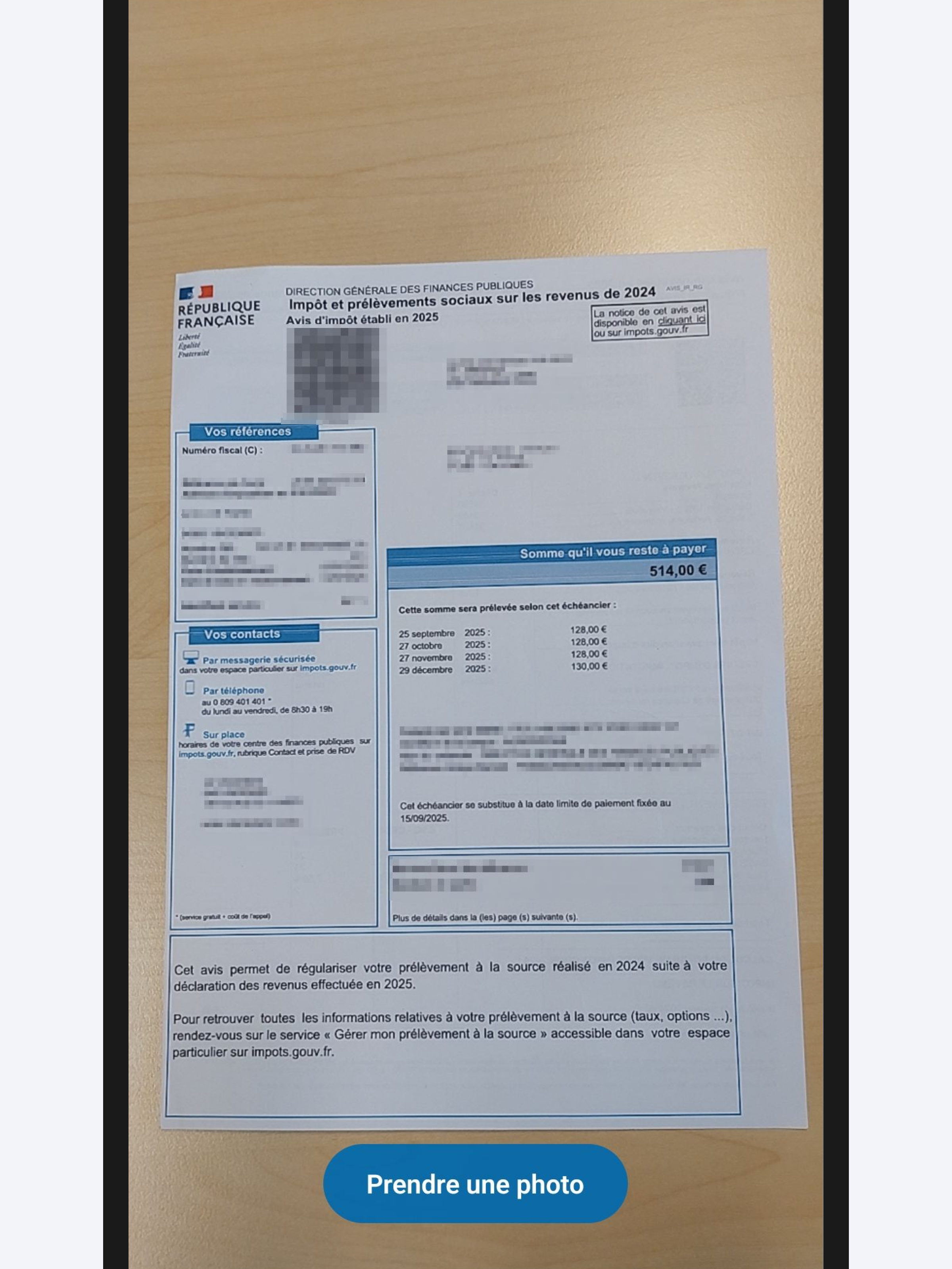 Capture d’écran partielle de l’application présentant 
                                                    la page pour prendre une photo. Un document est centré au milieu de l'appareil photo.