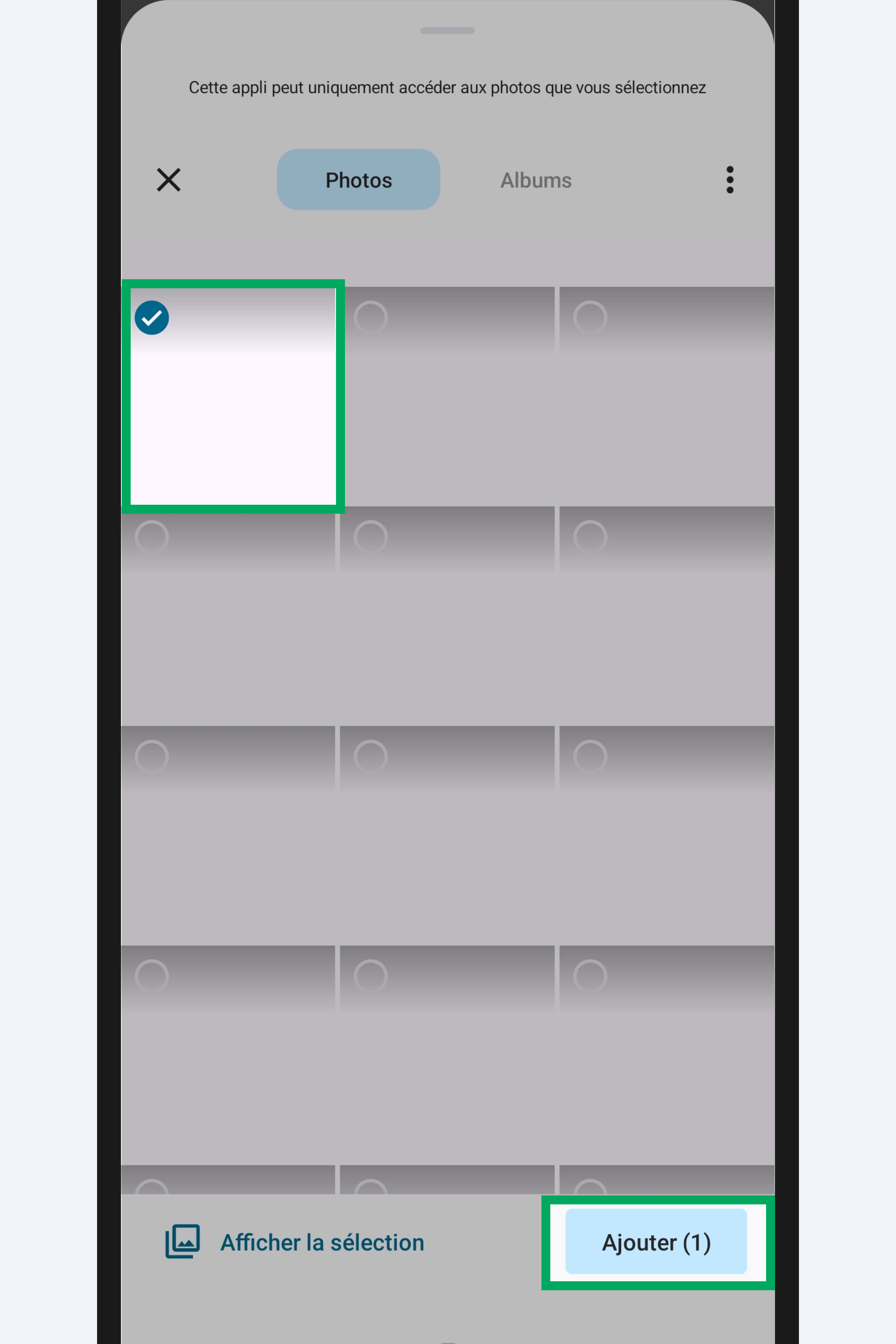 Capture d’écran partielle de l’application présentant 
                                                    la galerie des photos de l’appareil. Une photo sélectionnée et le bouton « Ajouter » sont encadrés.