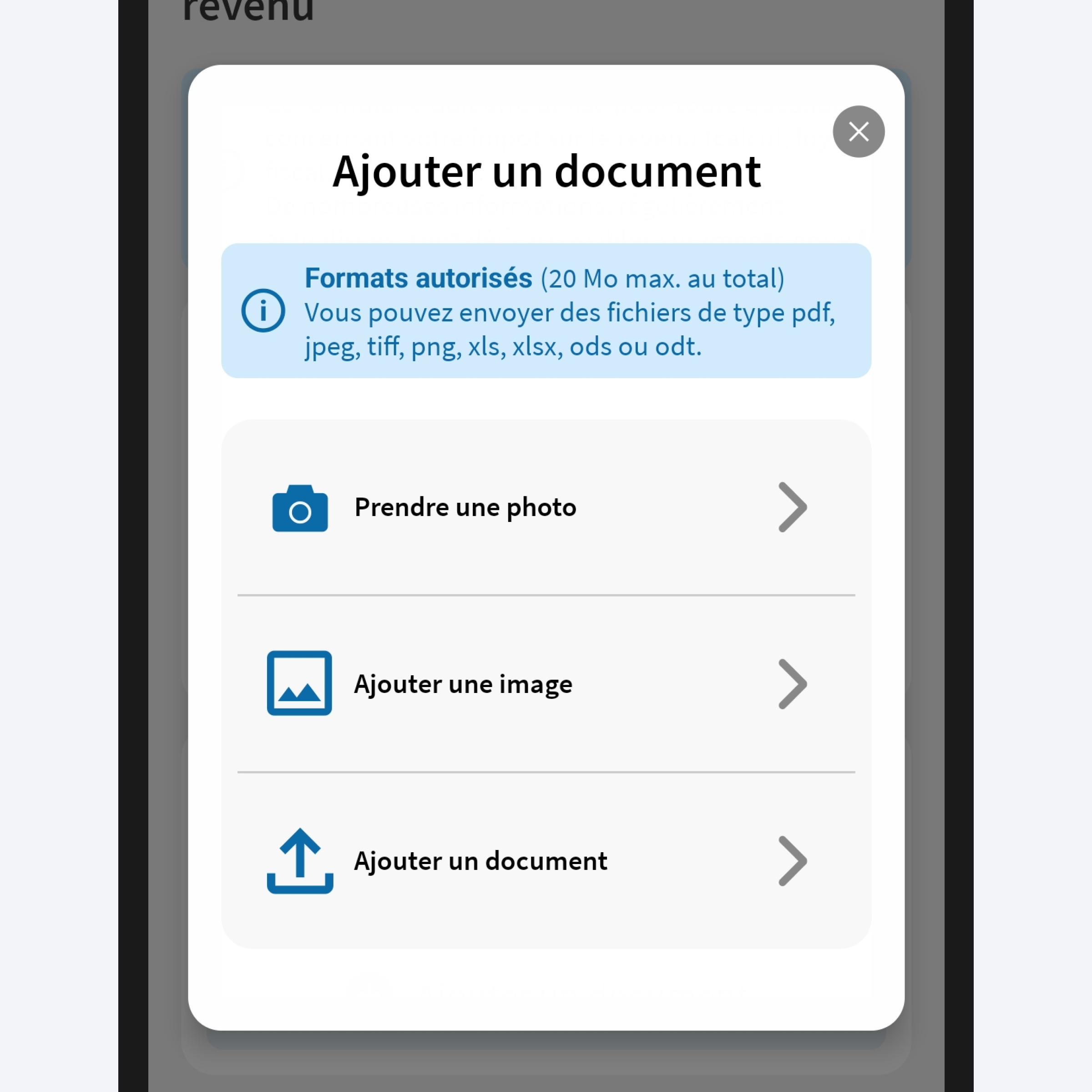 Capture d’écran partielle de l’application présentant
                    la page de la première étape de saisie. Une modale « Ajouter un document » avec trois boutons est ouverte permettant de choisir le type de document à importer.